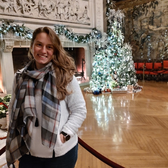 Meet your Posher, Courtney - Picture 2 of 4